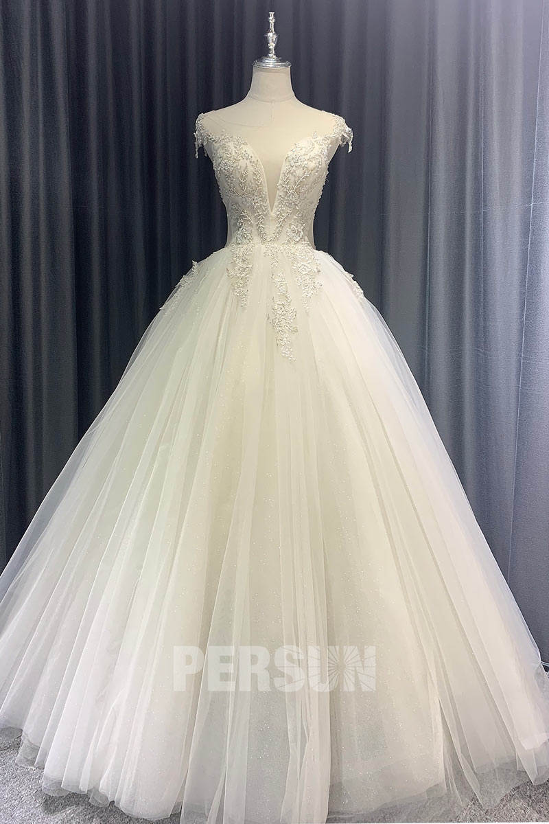 robe de mariée princesse décolleté plongeant brodé de dentelle et de perlette dos découpé