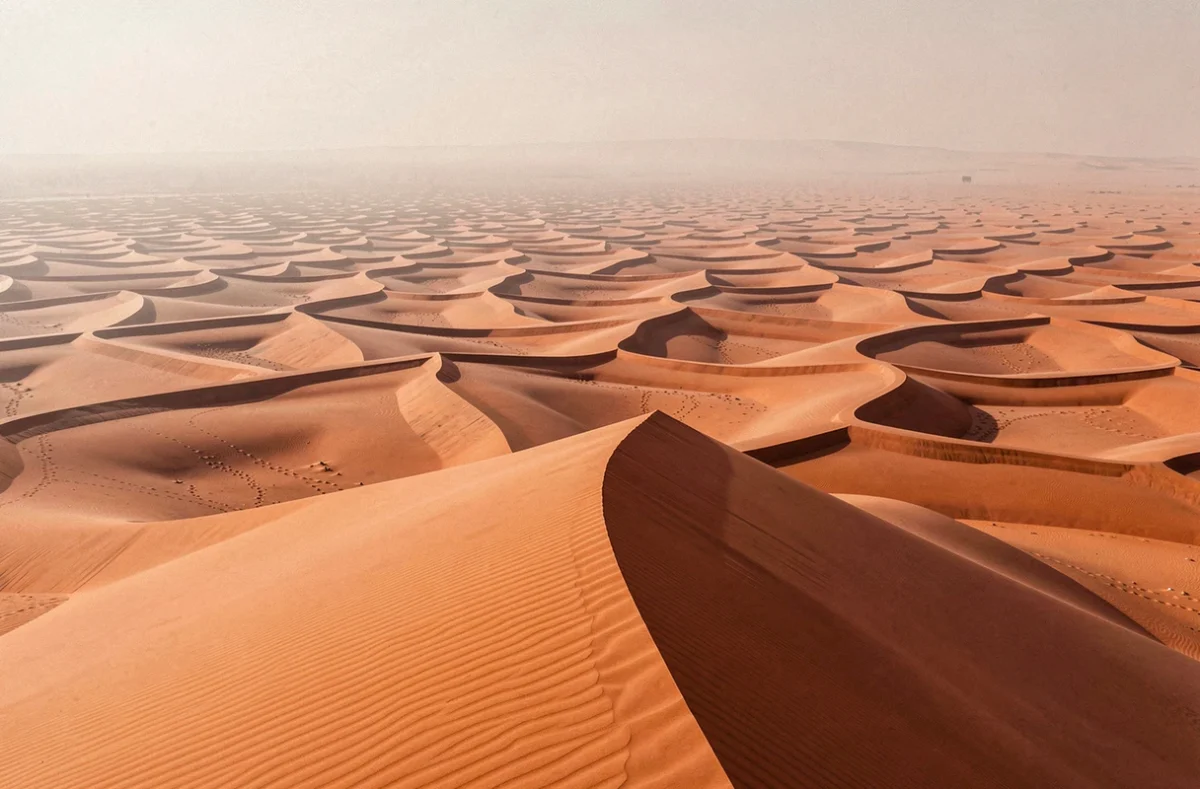 Immensité des dunes rouges du désert du Rub al-Khali en Arabie saoudite, illustrant un territoire national dominé par le désert