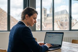 Femme en tenue professionnelle travaillant sur un ordinateur à Bourges