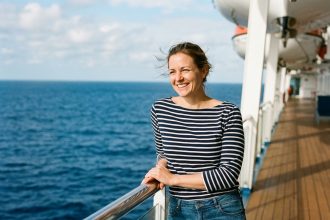 Femme souriante profitant d'une croisière en mer